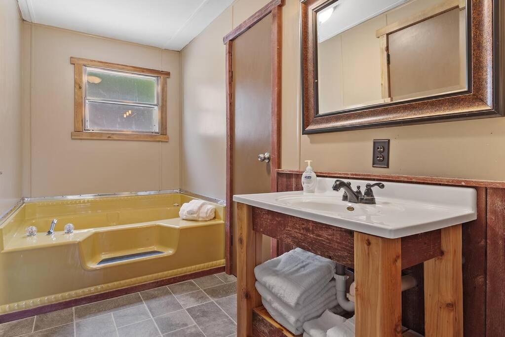 Blue Pine Retreat Villa Lead ภายนอก รูปภาพ